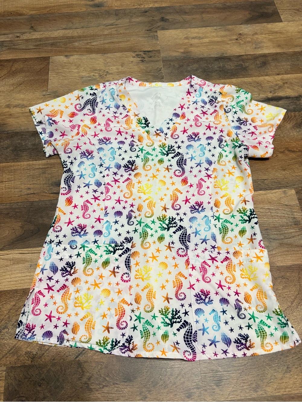 Maevn Seashell by the Sea Scrub Top XS Rainbow Seahorse Starfish 9810